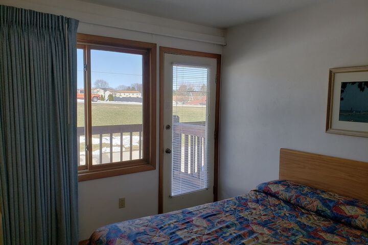 Queen Bed City View (1 of 33)
