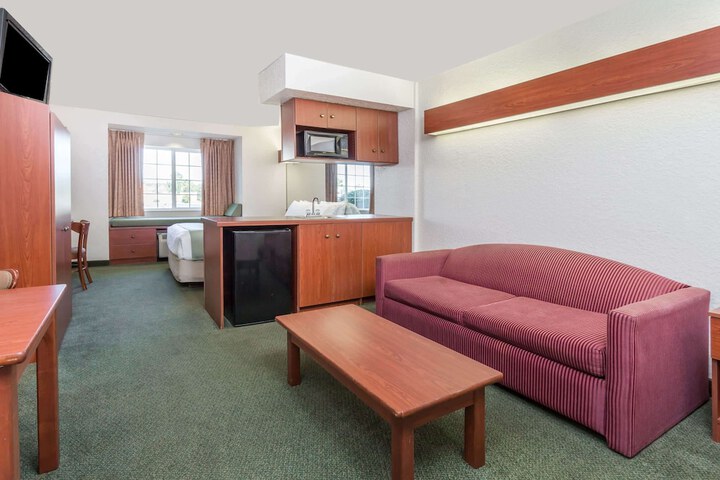 1 Queen Bed (8 of 14)