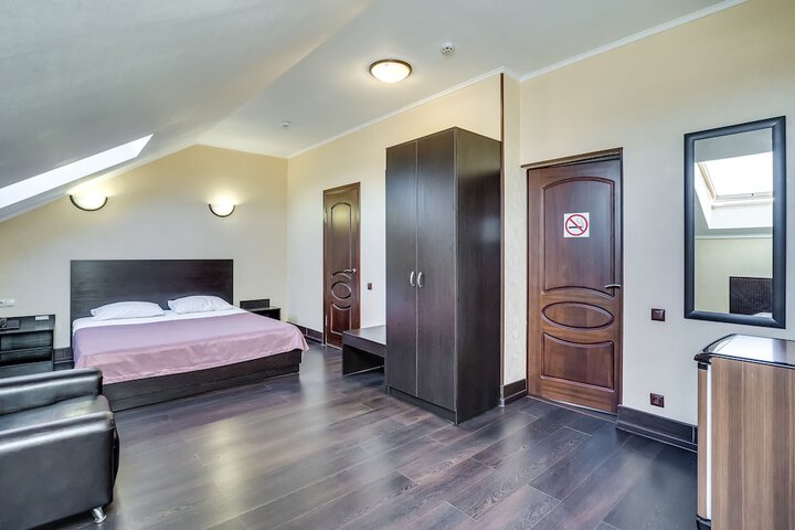 Room 13 of 33