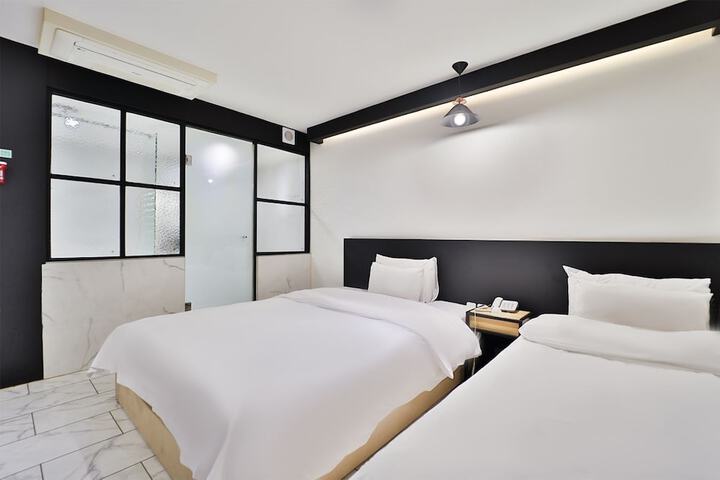 Room 8 of 19