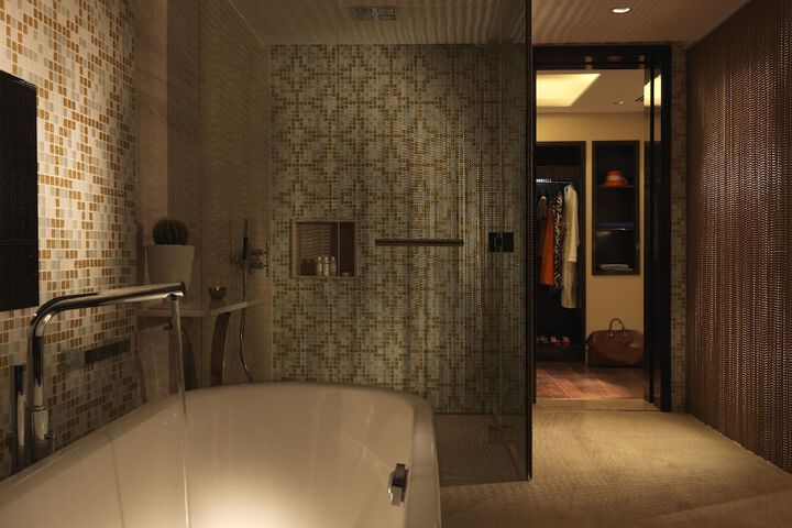 Deep soaking bathtub