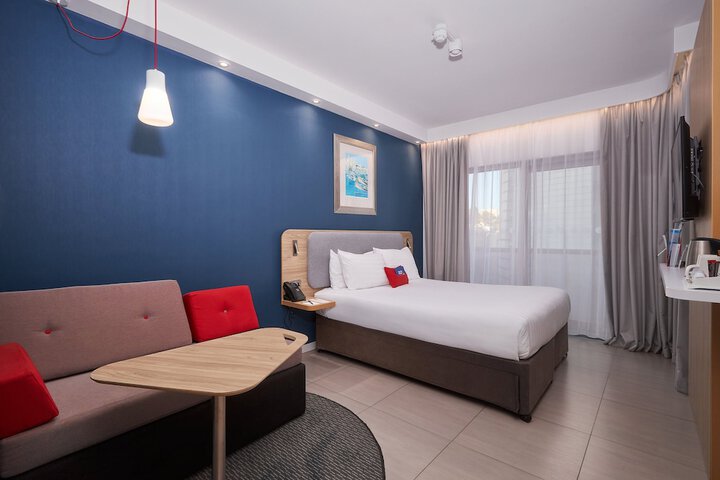 Room 14 of 99