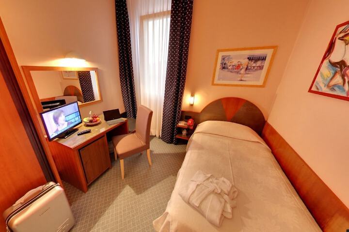 Room 6 of 16