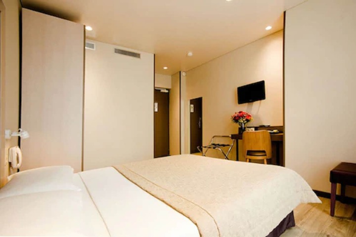 Room 12 of 33