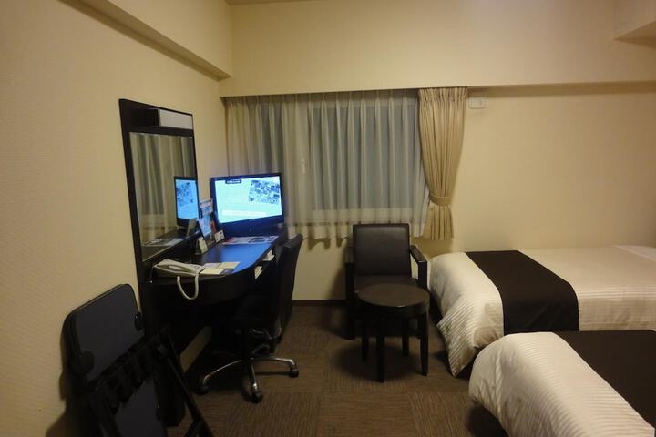 Room 10 of 34