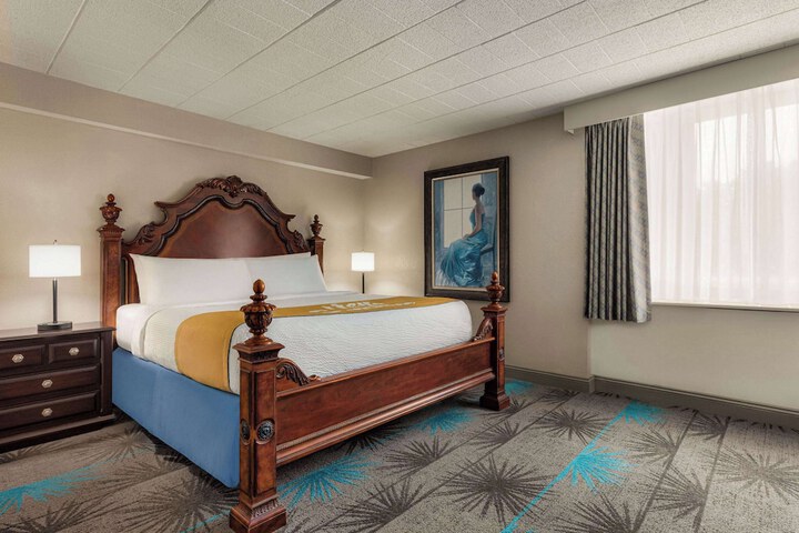 1 King Bed (4 of 13)