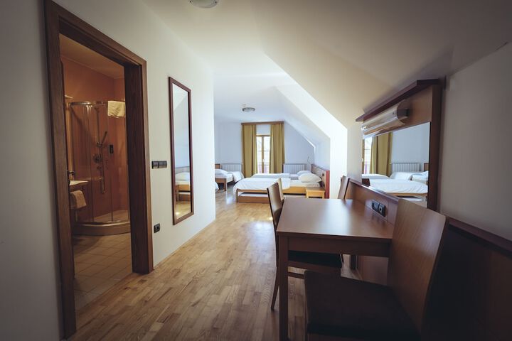 Room 8 of 136