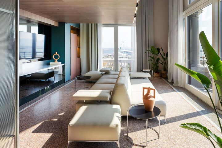 Room 25 of 103