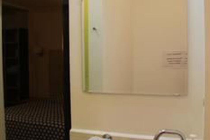 Room 9 of 103