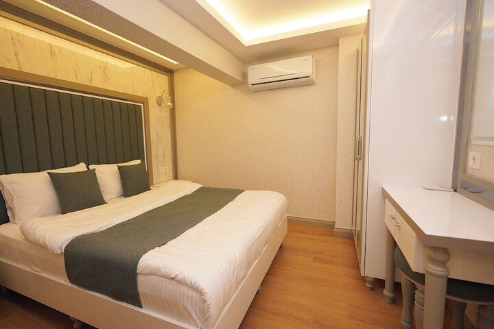 Room 33 of 104