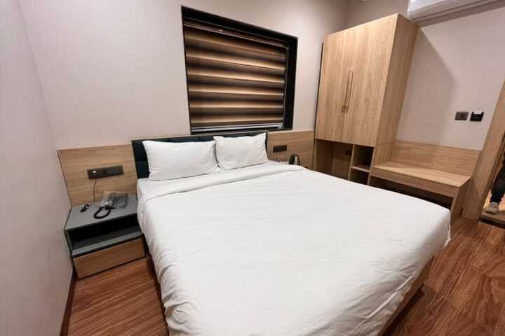 Room 12 of 36