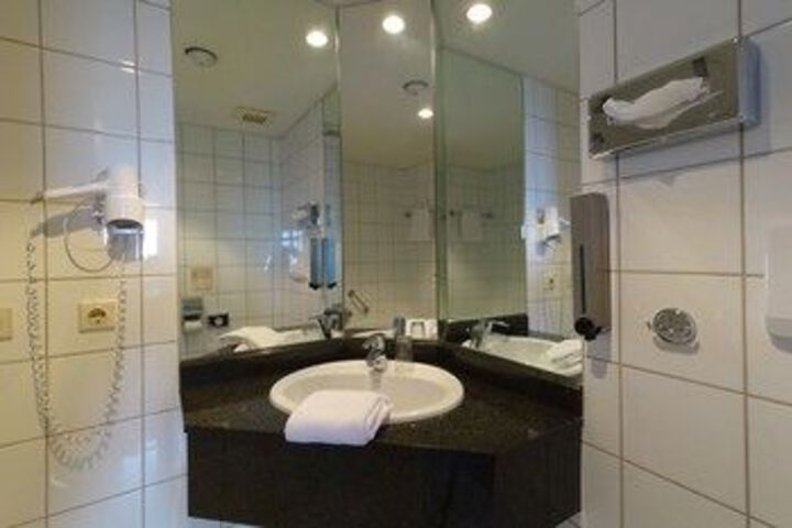Room 14 of 16
