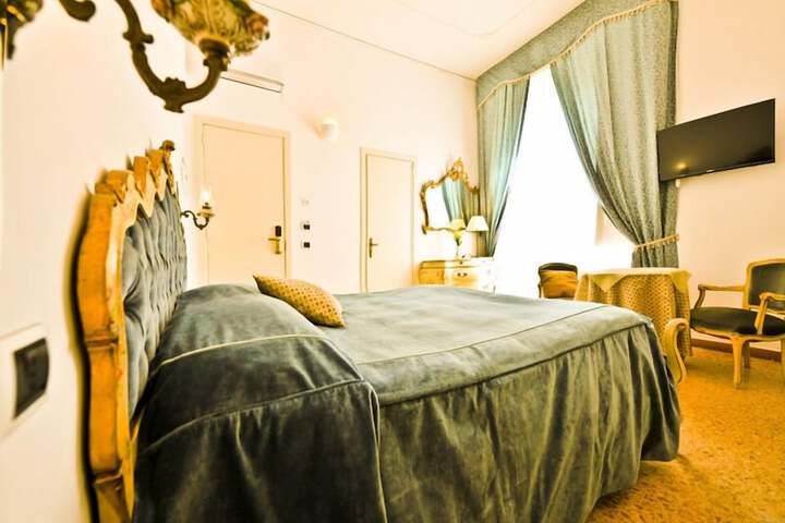 Room 10 of 21