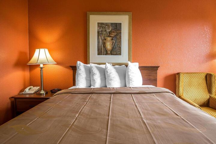 1 Queen Bed (7 of 23)