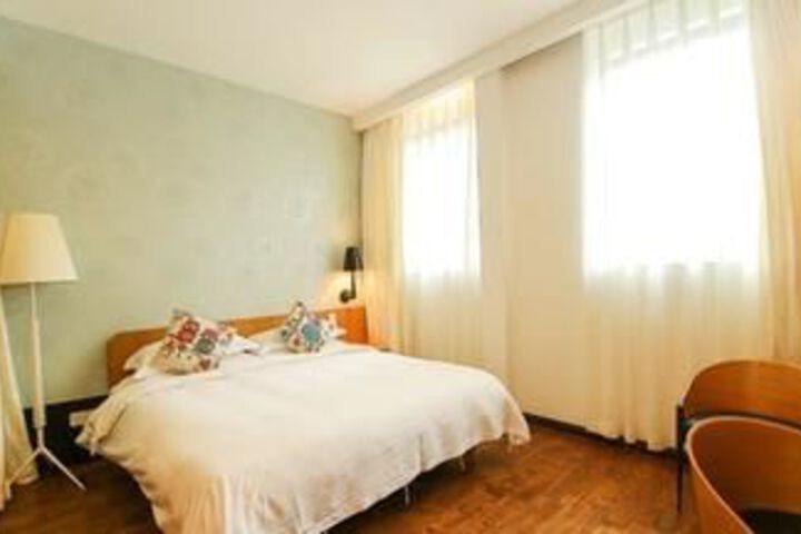 Room 13 of 19