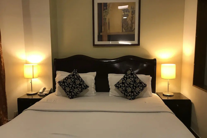 Room 5 of 18