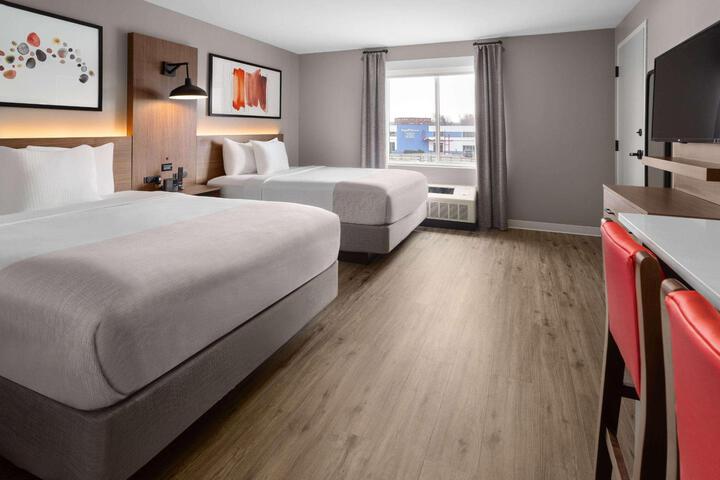 1 King Bed (10 of 16)