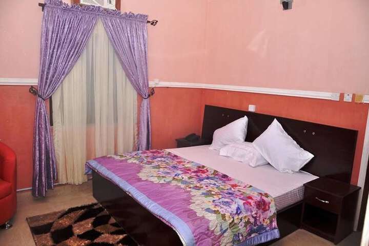 Room 4 of 12