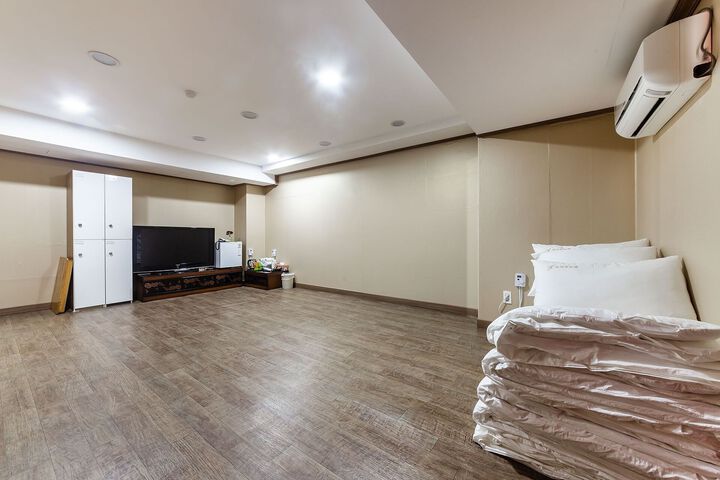 Room 54 of 65