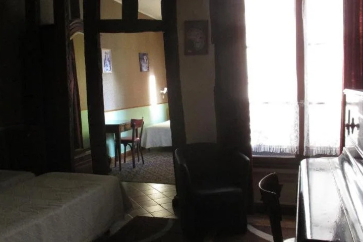 Room 5 of 15