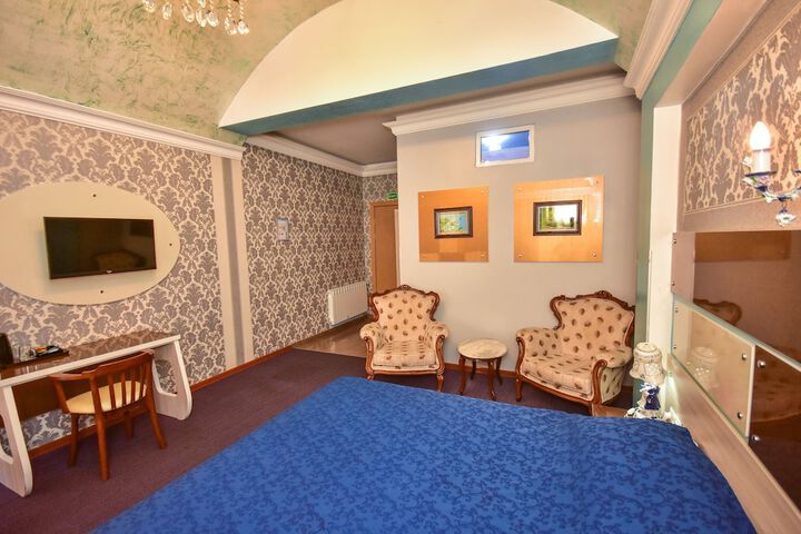 Room 12 of 42
