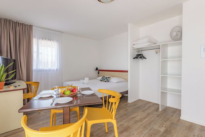 Room 6 of 28