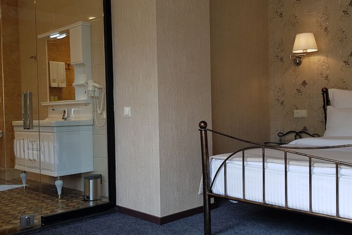 Room 10 of 101