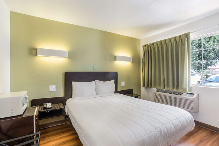 1 Queen Bed (7 of 15)
