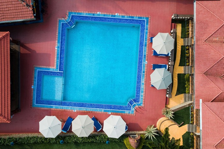 Hotel with Pool