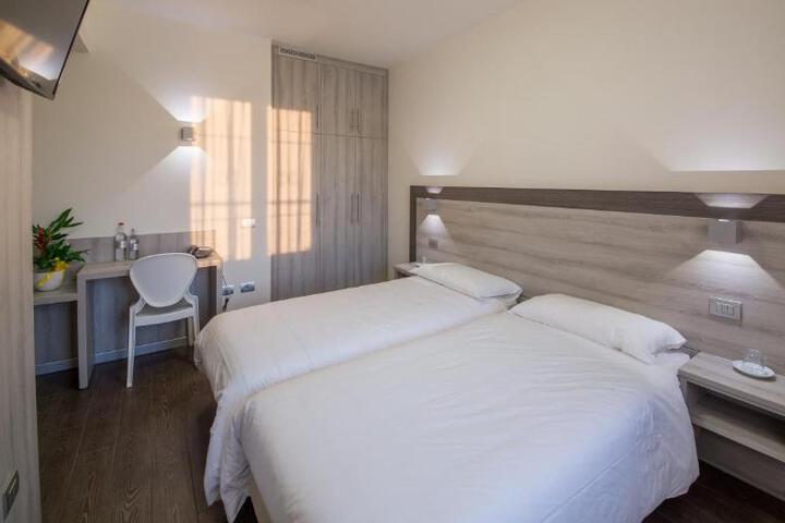 Hotel Panineria Colombera Rossa