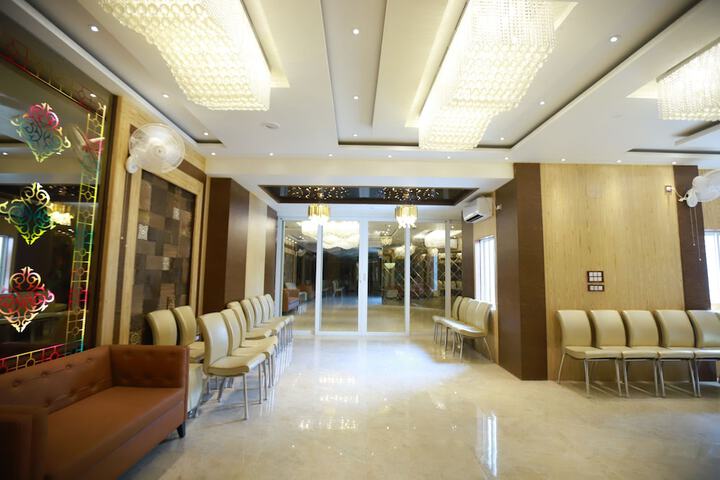 Ballroom/Hall 31 of 33