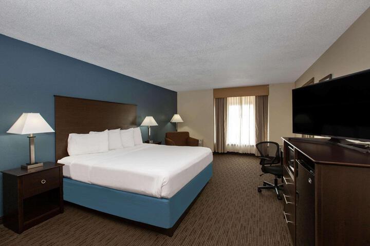 1 King Bed (5 of 17)