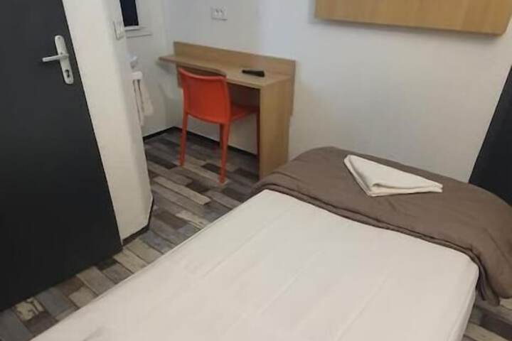 Room 9 of 18