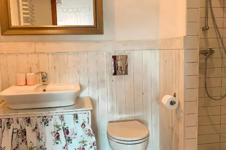 Room 9 of 13
