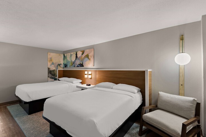 2 Queen Beds (1 of 13)