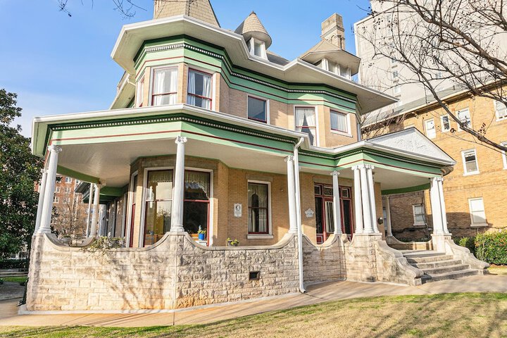 Hassinger Daniels Mansion Bed and Breakfast