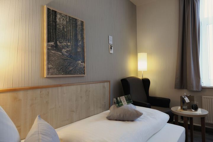 Room 6 of 209