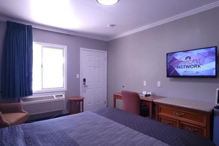 Queen Bed Accessible (10 of 31)