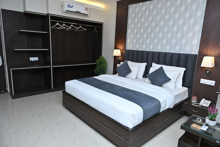 Room 8 of 28
