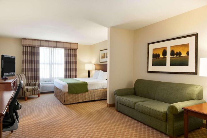 1 King Bed (2 of 14)