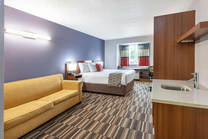 1 Queen Bed (16 of 20)