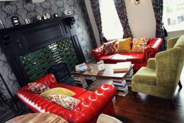 Lounge 38 of 61