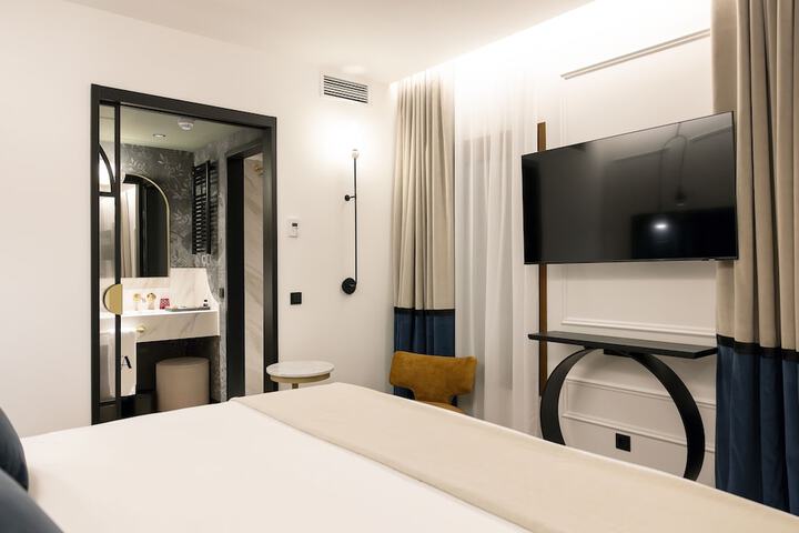 Room 13 of 87