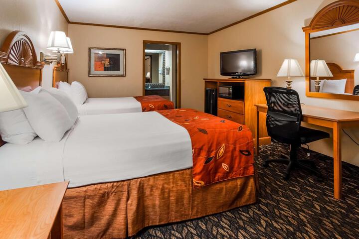 2 Double Beds Plush Top Mattress Microwave, Refrigerator, Coffee Maker Full Breakfast (5 of 7)