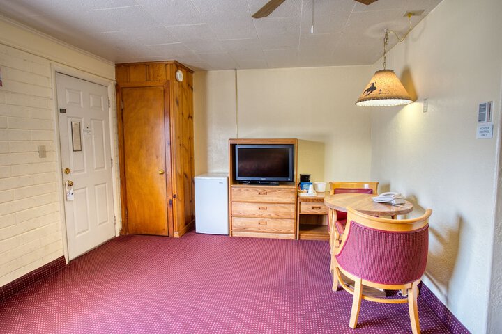 Room 4 of 16