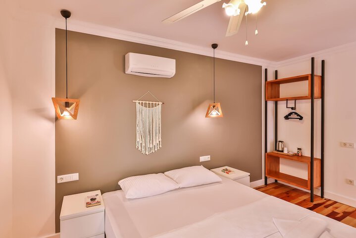 Room 13 of 87