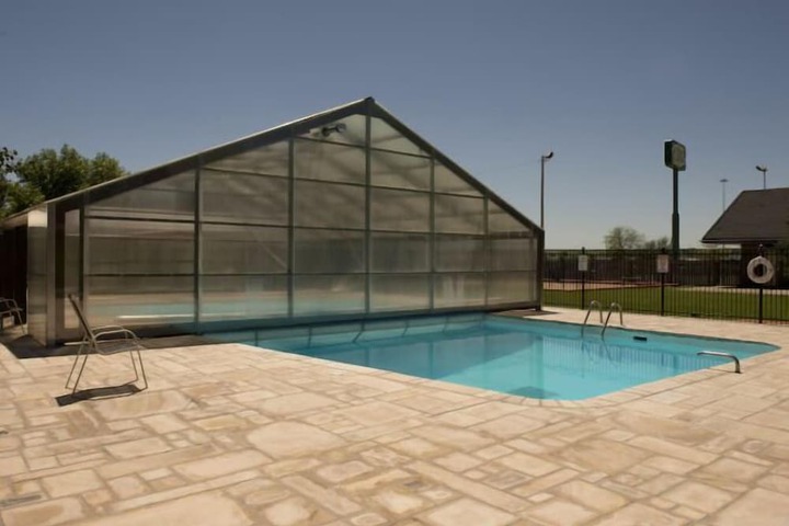 Pool 20 of 28