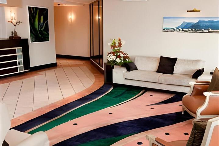 Lounge 8 of 10