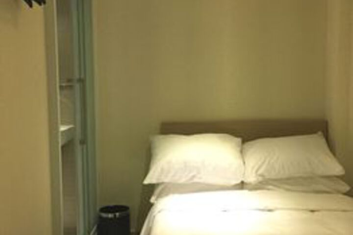 Room 9 of 19