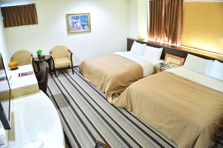 Room 8 of 33